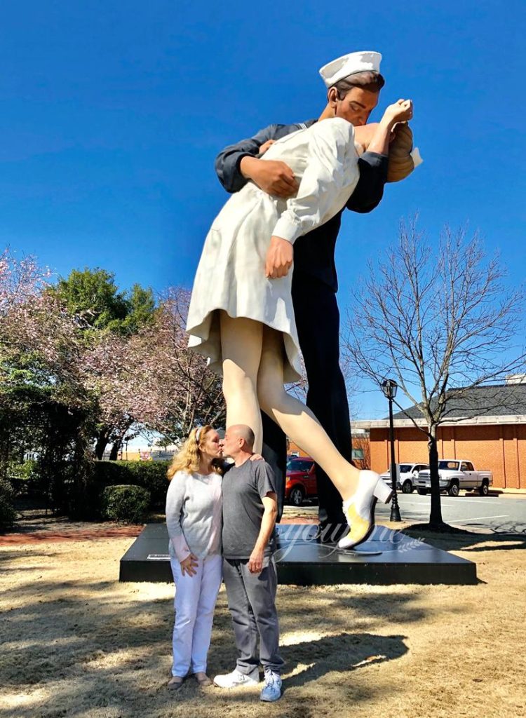 What is the Story Behind the Kissing Sailor Statue? - Blog - 4