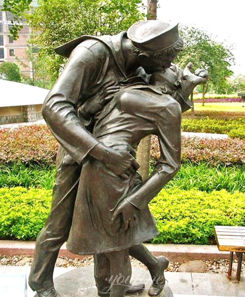 What is the Story Behind the Kissing Sailor Statue? - Blog - 1