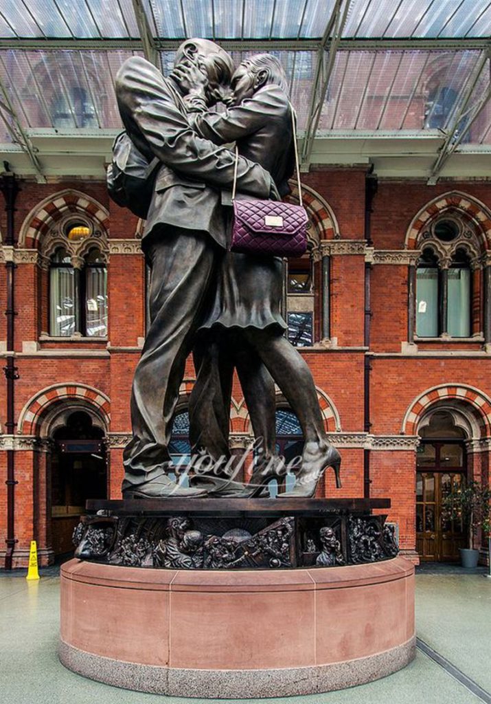 What is the Story Behind the Kissing Sailor Statue? - Blog - 5