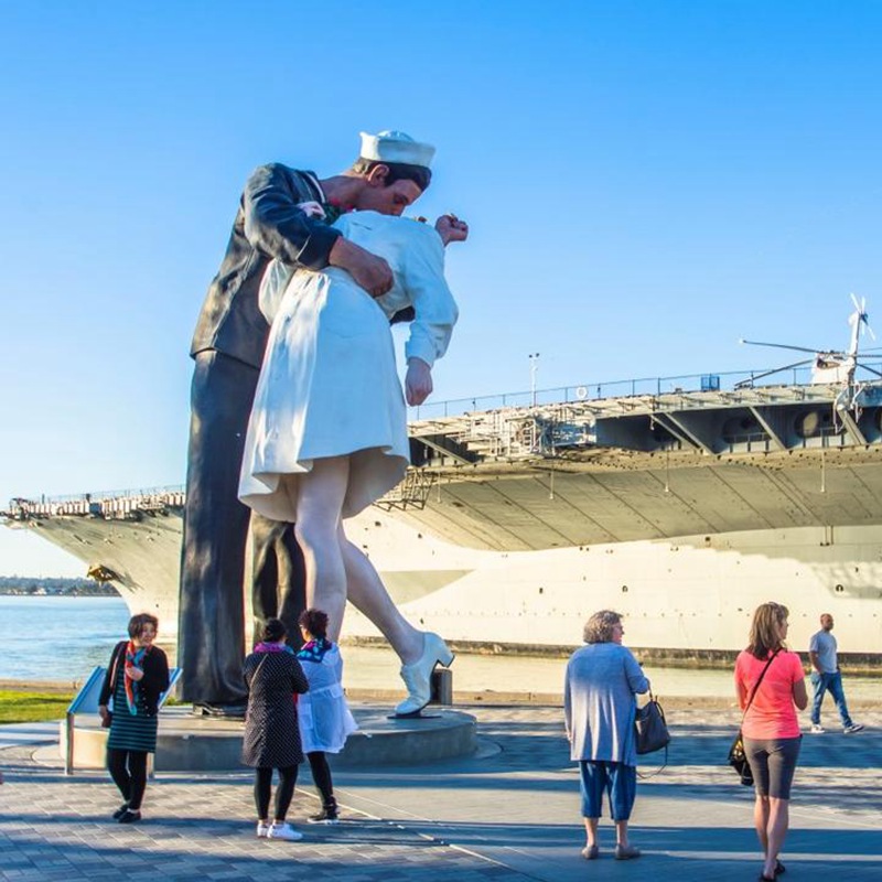 kissing sailor statue